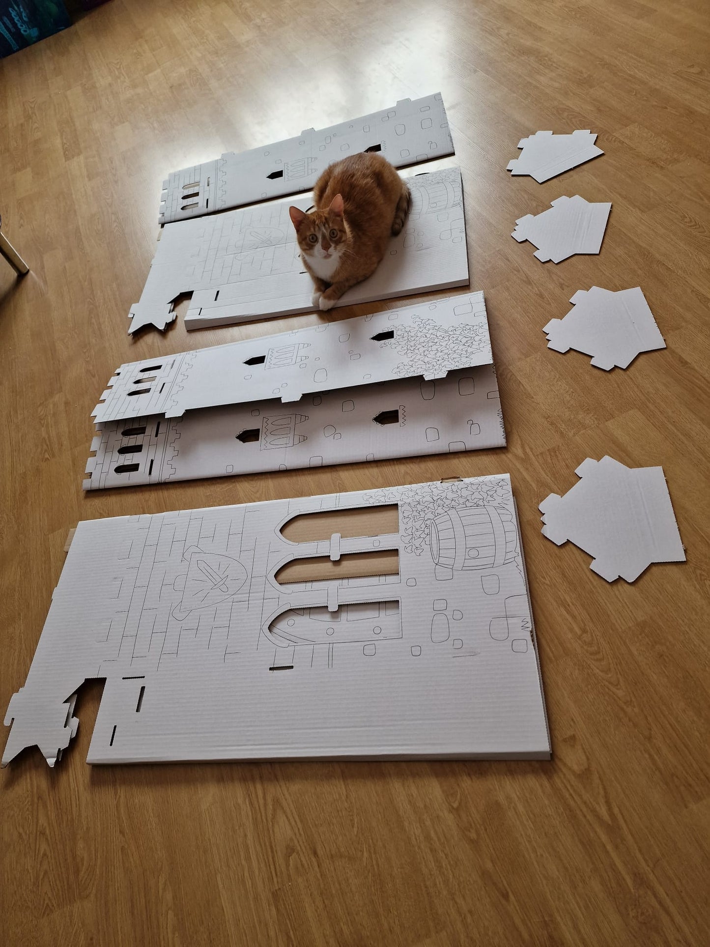 Pappspielhaus für Kinder, Spielburg, DIY zum Aufbauen und Ausmalen